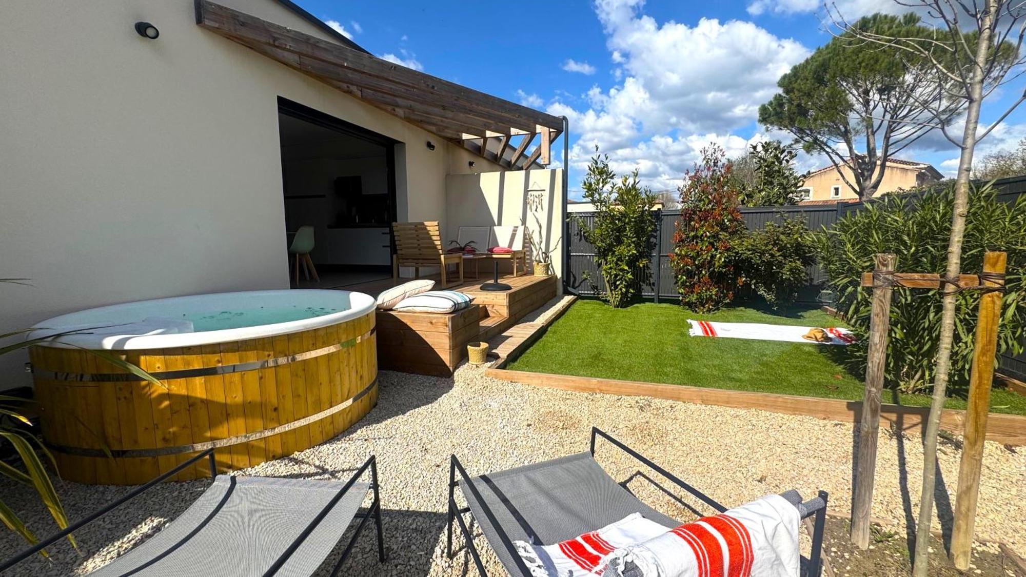 Daya Lodge. LʼIsle-sur-la-Sorgue Extérieur photo