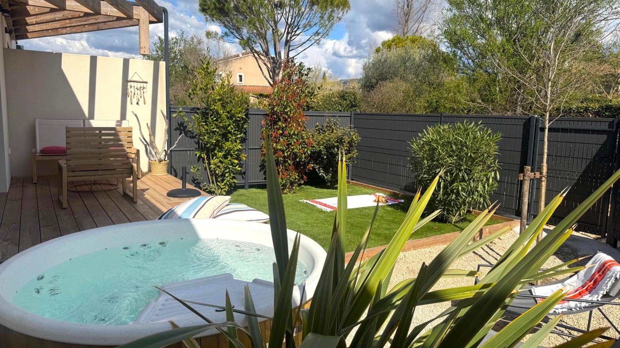 Daya Lodge. LʼIsle-sur-la-Sorgue Extérieur photo